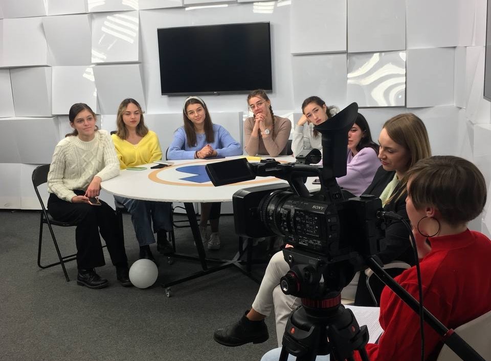 Студенти групи Ж-11 із журналістками каналу Діаною Петровською та Яною Шайнюк.